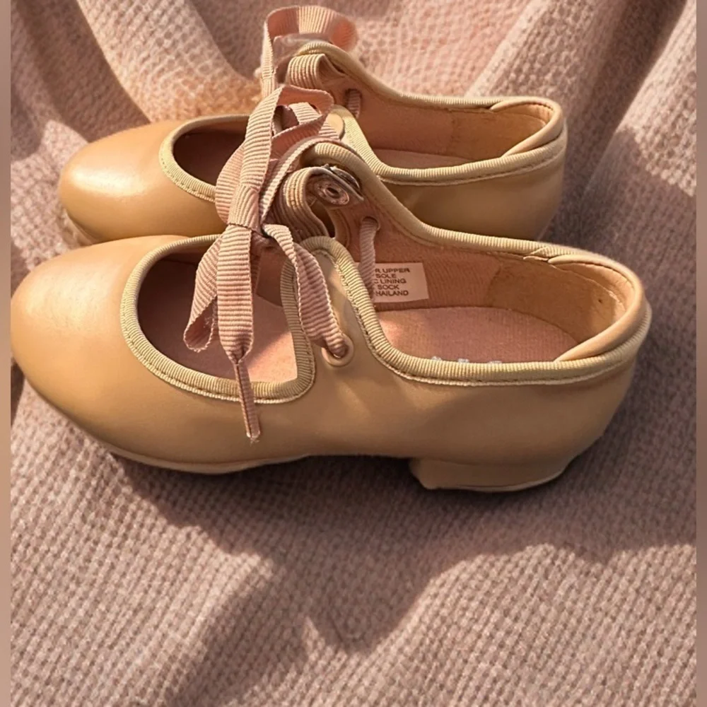 NEW Girl's Annie Tyette Dance Shoe Size Little Girl 8.5 Beige